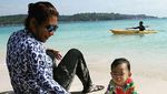 Susi Ngajak Cucu Main di Pantai