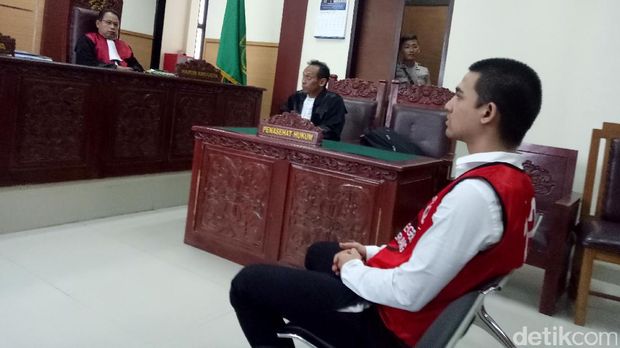Pilot Ganteng Mantan Kekasih Kahiyang, Model Seksi Bersuara Soal Katalog Alexis