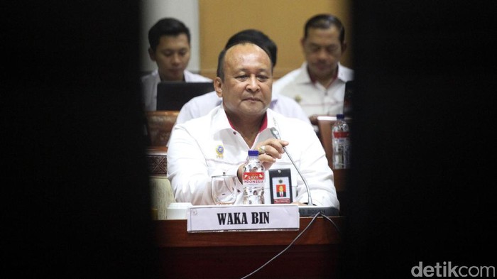 Wakil Kepala Badan Intelijen Negara (BIN) Letjen TNI Teddy Lhaksmana menyampaikan pendapatnya dalam rapat kerja dengan Komisi I DPR di Kompleks Parlemen, Senayan, Jakarta, Rabu (20/9/2018). Rapat itu membahas anggaran BIN tahun 2018 dan program kerja.