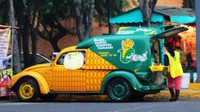 VW Beetle diubah bentuknya seperti jagung. Karena VW Beetle Corn Food Truck ini memang menjual jagung khas Meksiko.Foto: Istimewa