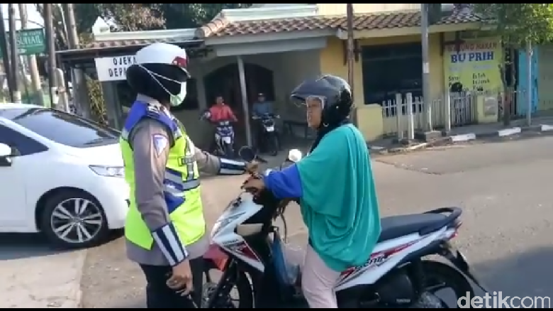 Viral Video Emak-emak Pelanggar Lalin Ngamuk Saat Ditegur Polwan Viral Video Emak-emak Pelanggar Lalin Ngamuk Saat Ditegur Polwan