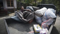 Warga mengemas barang-barangnya untuk mengungsi dari Desa Sebudi yaitu salah satu desa terdekat dengan puncak Gunung Agung, Karangasem, Bali, Rabu (20/9).