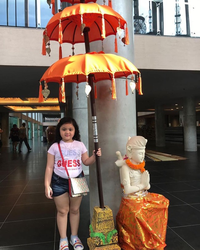 Gucci Girls Strawberry-print GG Supreme messenger bag, seharga US$ 645 atau Rp 8,5 juta. Foto: Dok. Instagram/ariannhaamoralemos