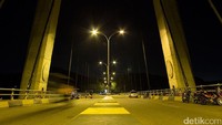 Diprakarsai oleh mantan Presiden BJ Habibie, Jembatan Barelang menghubungkan beberapa pulau di Batam dan sekitarnya. Jembatan ini pun makin indah dilihat saat malam (Randy/detikTravel)