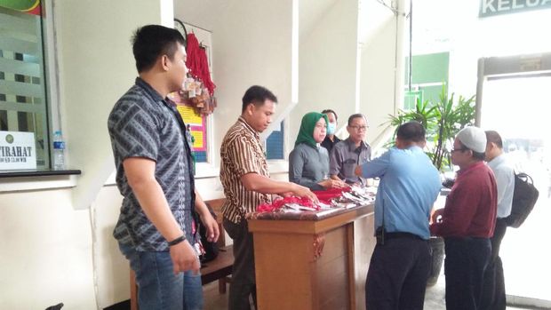 Pengunjung sidang juga diperiksa tas dan bawaan mereka.
