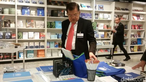 Wapres JK membeli buku karya Presiden Afganistan Ashraf Ghani.