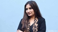 Natalie turut memandikan dan merias sang bunda untuk terakhir kalinya. Pool/Noel/detikFoto.