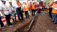 Direktur Bisnis PLN Regional Jawa Bagian Barat Haryanto WS melihat peralatan bor di sela peninjauan pengeboran perdana Saluran Kabel Tegangan Tinggi (SKTT) dengan tegangan 150 kV di PLTD Senayan, Jakarta, Rabu (20/9/2017).