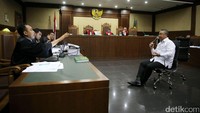 Eko Putro Sandjojo mendengarkan pertanyaan jaksa.