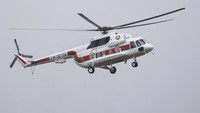 Sebuah helikopter Mi-172 mengangkut Presiden Belarus, Alexander Lukashenko. Heli itu mendarat di lapangan Zapad 2017 dekat Borisov, Belarus, 20 September. (Vasily Fedosenko/Reuters)
