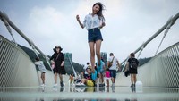Bagaimana traveler, kamu berani untuk jalan atau melompat seperti ini di jembatan kaca?