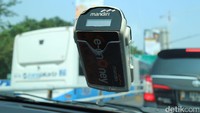Ini adalah salah satu alat E-OBU yang pernah dipakai untuk uji coba implementasi teknologi nirsentuh di tol, namun masih menggunakan bantuan kartu. Nantinya, E-OBU akan mengirimkan sinyal GPS ke MLFF pusat dan melakukan pemotongan saldo sesuai jarak tol yang dilalui saat melintasi alat pendeteksi di tol. Foto: Dina Rayanti