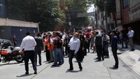 Warga setempat mengira latihan gempa belum berakhir saat merasakan getaran kuat pada Selasa (19/9) siang waktu setempat. Foto: REUTERS/Henry Romero