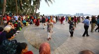 Atraksi menari saat sunset di Pantai Sanya