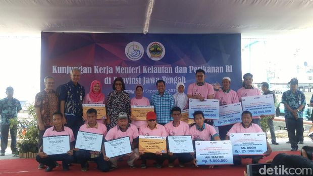 Menteri Susi bersama nelayan di Jawa Tengah.