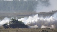 Presiden Poroshenko mengatakan dia tidak dapat mengesampingkan kemungkinan bahwa latihan itu dapat digunakan sebagai tabir untuk menciptakan kelompok tentara baru Rusia untuk menyerang wilayah teritori Ukraina . (Vasily Fedosenko/Reuters)