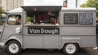 Mobil bernama Citroen H Van Food Truck ini sangat populer dengan bentuk uniknya/ Di salah satu sisinya diberi jendela lebar sehingga pembeli bisa melihat pizza pesanannya diracik.Foto: Istimewa