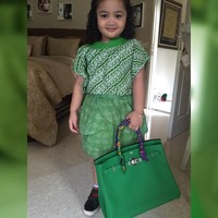 Amora Lemos baru saja menginjak usia 6 tahun, namun koleksi busana brandednya mungkin sudah melebihi kita. Memiliki ibu seorang diva sekelas Krisdayanti, tak heran bila Amora sudah dikelilingi kemewahan sejak kecil, bahkan ia memiliki koleksi tas branded sendiri. Berikut adalah tujuh koleksi tas Amora Lemos yang harganya mencapai Rp 300 juta lebih. Foto: Dok. Instagram/ariannhaamoralemos