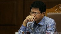 Sugito menyimak keterangan yang disampaikan Eko Putro Sandjojo.