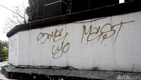 Aksi vandalisme juga mewarnai tubuh monumen.