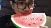 Buah-buahan yang kaya air seperti semangka memang baik dikonsumsi saat cuaca terik untuk menghindari tubuh mengalami dehidrasi. (Foto: Instagram @ayu_anggibd)