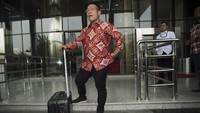 Bak petir di siang bolong, Wakil Ketua Pansus Angket KPK Masinton Pasaribu tiba-tiba mendatangi gedung KPK dengan membawa koper tanggal 4 September. Ia meminta KPK menahannya. Namun, ia akhirnya tak dikaish rompi oranye oleh KPK. (Foto: ANTARA FOTO/Rosa Panggabean)
