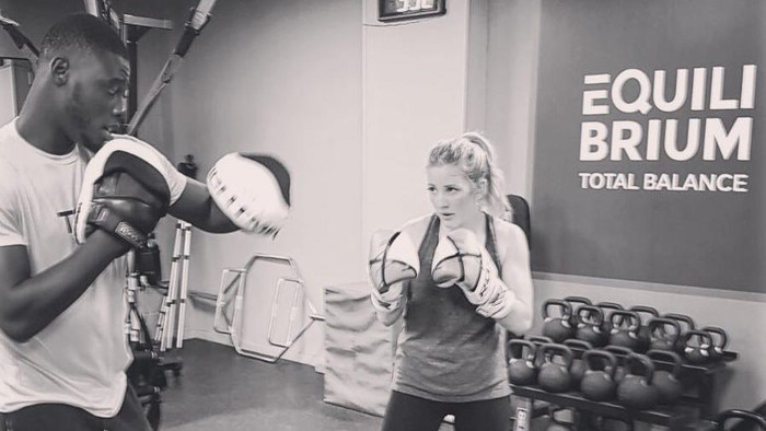 Penyanyi asal Inggris, Ellie Goulding, terkenal memiliki suara emas. Namun di balik suara merdunya, Ellie ternyata memiliki hobi boxing alias olahraga tinju. Foto: instagram Penyanyi asal Inggris, Ellie Goulding, terkenal memiliki suara emas. Namun di balik suara merdunya, Ellie ternyata memiliki hobi boxing alias olahraga tinju. Foto: instagram