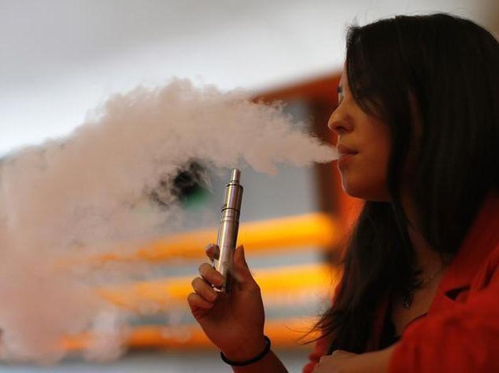 Rokok elektrik disebut mulai jadi tren berbahaya di kalangan remaja. (Foto: Mario Anzuoni/Reuters) Rokok elektrik disebut mulai jadi tren berbahaya di kalangan remaja. (Foto: Mario Anzuoni/Reuters)