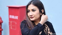 Ia pun berbagi cerita di pemakaman sang bunda yang berbeda keyakinan dengan dirinya. Pool/Noel/detikFoto.