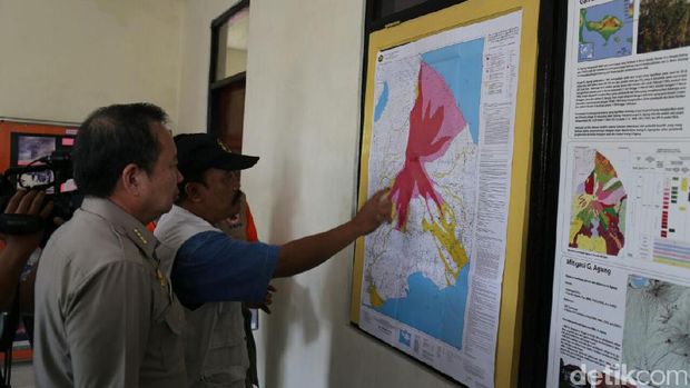 Informasi dari pos pantau menunjukkan aktivitas terakhir Gunung Agung hari ini cenderung turun berdasarkan data pagi tadi