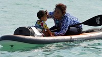 Momen Susi bermain dengan cucu di pantai. Foto: Istimewa/Instagram