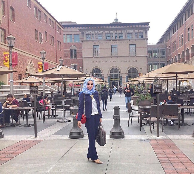 Novita Hardini berpakaian resmi dalam setelan navy bue. Ia menambahkan unsur etnik dengan pemakaian kalung tradisional. Foto: Dok. Instagram @novitamochamad