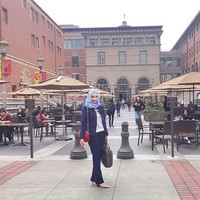 Novita Hardini berpakaian resmi dalam setelan navy bue. Ia menambahkan unsur etnik dengan pemakaian kalung tradisional. Foto: Dok. Instagram @novitamochamad