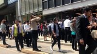 Warga setempat panik dan berlarian keluar gedung saat getaran gempa terasa sangat keras. Foto: REUTERS/Henry Romero