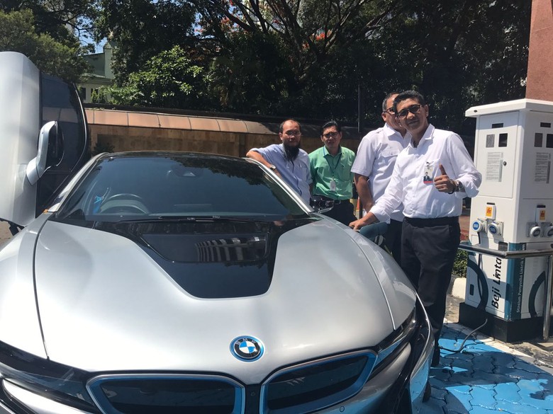BMW i8 jajal ngecas di SPLU PLN (Foto: Dok. PLN Distribusi Jakarta Raya) BMW i8 jajal ngecas di SPLU PLN (Foto: Dok. PLN Distribusi Jakarta Raya)