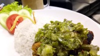 Ayam bakar cabe ijo ada di Sanderson Coffee. Ayam berbumbu kuning ini pas dimakan dengan ulekan cabai hijau pedas. Apalagi ada rasa bawang putih gurih dan sedikit jejak minyak.