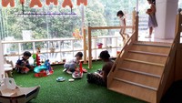 Area bermain di sini begitu luas. Si kecil bisa puas main perosotan, memanjat hingga memainkan permainan edukatif. Foto: Andi Annisa DR/detikFood