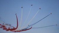 Angkatan Udara Mesir (The Egyptian Air Force Silver Stars) beraksi di gelaran acara ini. Warna asap jet-jet ini adalah merah, putih, dan hitam, alias warna bendera Mesir. (Alkis Konstantinidis/Reuters)