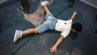 Bagi traveler yang tengah liburan ke China dan ingin menjajal jembatan kaca tersebut, disarankan untuk melakukan reservasi minimal sehari sebelumnya. Alasannya, jumlah wisatawan dibatasi hingga maksimal 8.000 orang saja per hari (Fred Dufour/AFP)