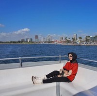 Novita Hardini suka tampil stylish seperti ketika mengenakan setelan blouse, celana jeans, dan boots putih tinggi. Foto: Dok. Instagram @novitamochamad