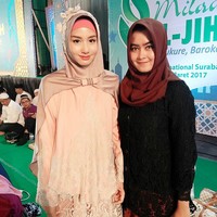 Sentuhan feminin tercipta pada padu padan istri Wakil Bupati Trenggalek ini ketika tampil di acara resmi dengan baju bernuansa muerah muda. Jilbab instan yang memiliki aplikasi bunga tempel di bagian atasnya membuat penampilan Novita Hardini semakin cantik. Foto: Dok. Instagram @novitamochamad