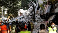 Ratusan petugas penyelamat terus berjuang menyisir puing-puing gedung yang roboh untuk mencari korban yang terjebak. Foto: REUTERS/Henry Romero