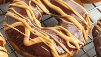 Cokelat dan selai kacang? Tentu saja enak. Lapisan cokelat leleh ditambah selai kacang membuat donat ini manis-manis gurih rasanya.Foto: Istimewa
