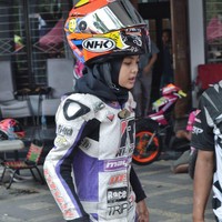 Ketika pergi balap motor, Kintan Mary menerapkan gaya hijab yang simpel seperti kali ini menggunakan scarf warna hitam. Foto: Instagram @kintaanmary