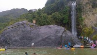 Air terjun bidadari sudah memiliki akses yang dikelola dengan baik untuk wisatawan. Traveler bisa berenang atau bersantai di tepi curug yang cantik ini (Bekti/dTraveler)