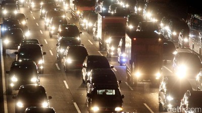Penampakan Macet di Tol JORR Menuju Jagorawi