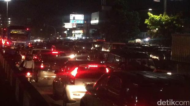 Semrawutnya Simpang Slamet Riyadi Matraman, Mobil Damkar Terjebak