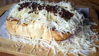 Kalau roti ini punya ukuran tebal. Makin enak dengan parutan keju dan taburan meisjes.