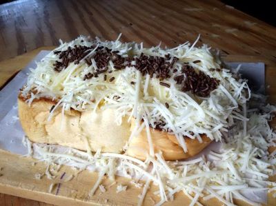 Enaknya Malam Ini Ngemil Roti Bakar Klasik dan Kekinian yang Gurih Manis