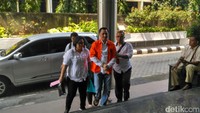 Suami Anniesa, Andika Surachman juga diborgol. Andika memakai baju tahanan oranye serta sandal jepit (Foto: Denita Matondang/detikcom)